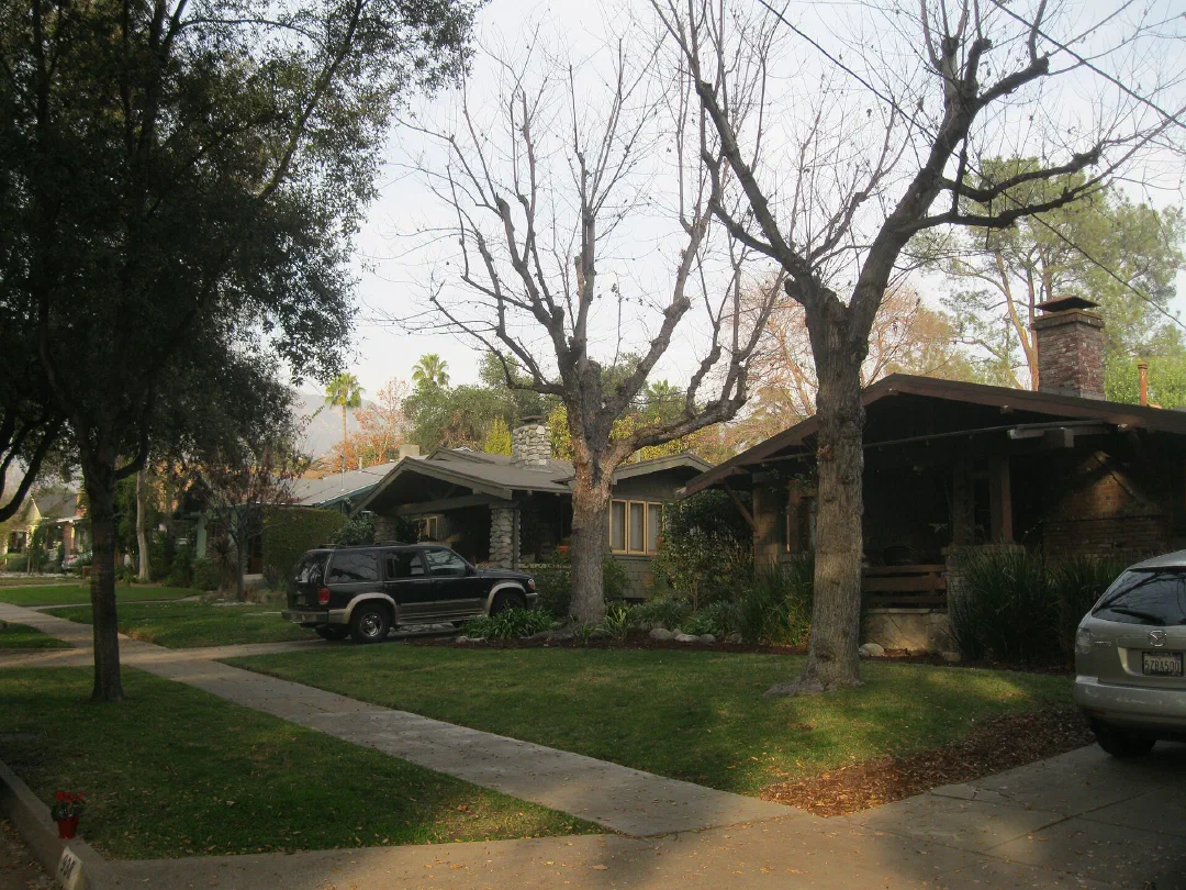 Bungalow Heaven, Pasadena — the kind of street buyers fall for. Photo: TheCatalyst31 (CC BY-SA 3.0, Wikimedia Commons)