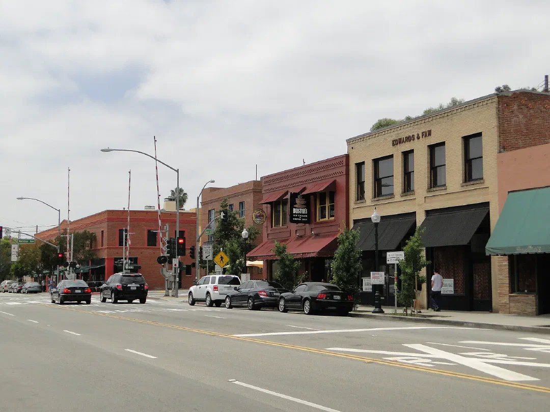 Mission Street, South Pasadena — small-town market, insider dynamics. Photo: Cbl62 (CC BY-SA 3.0, Wikimedia Commons)