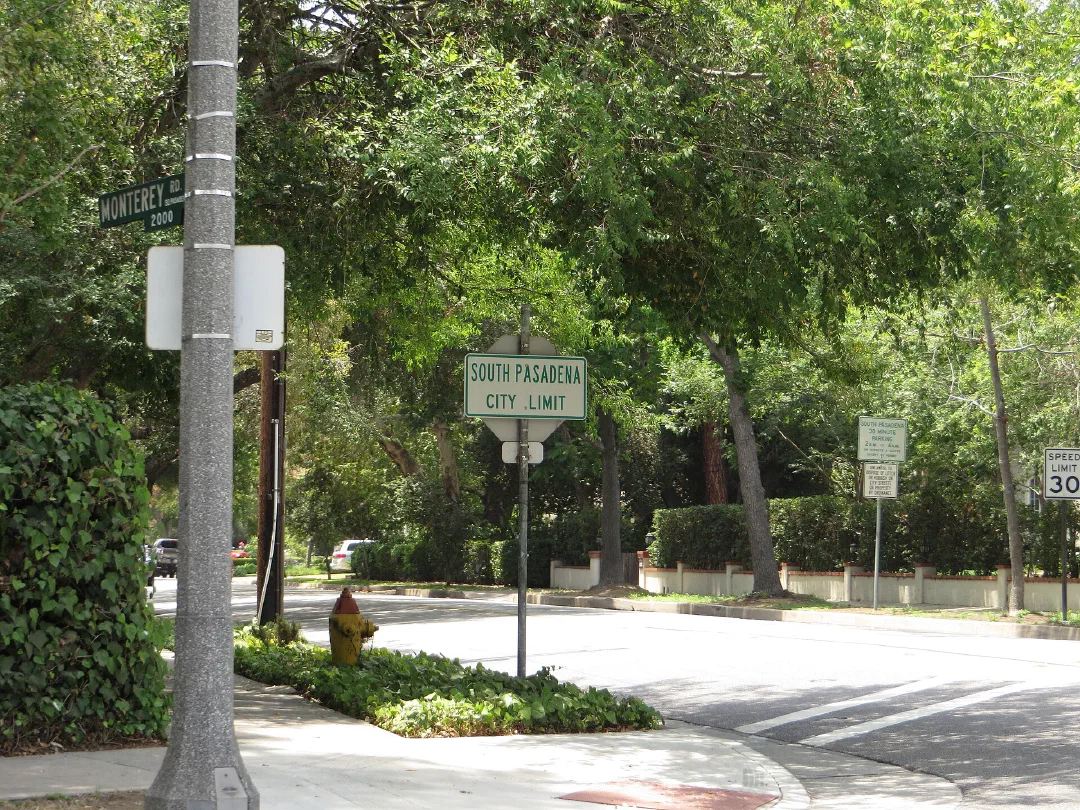 Where the small town begins. Photo: Ken Lund (CC BY-SA 2.0, Wikimedia Commons)
