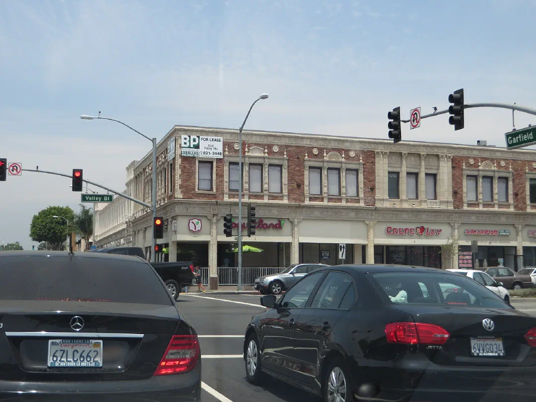 Garfield Avenue, Alhambra. Photo: Ken Lund (CC BY-SA 2.0, Wikimedia Commons)